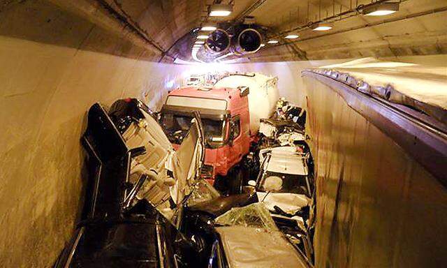 Unfall in beiden Röhren des Herzogbergtunnels auf der A2