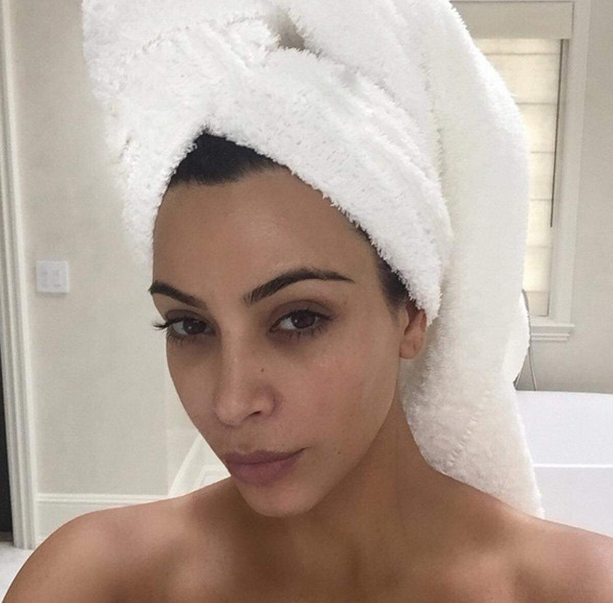 Kim Kardashian gilt als Selfie-Queen. Auch im Badezimmer hat sie die richtigen Posen verinnerlicht.