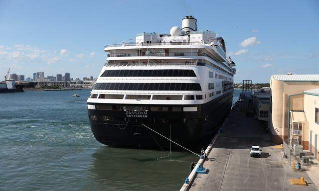 Die "Zaandam" lief am Donnerstag (US-Ortszeit) in Fort Lauderdale, Florida, ein. Wochenlang war es auf See gewesen, nachdem Chile die Aufnahme verweigert hatte.