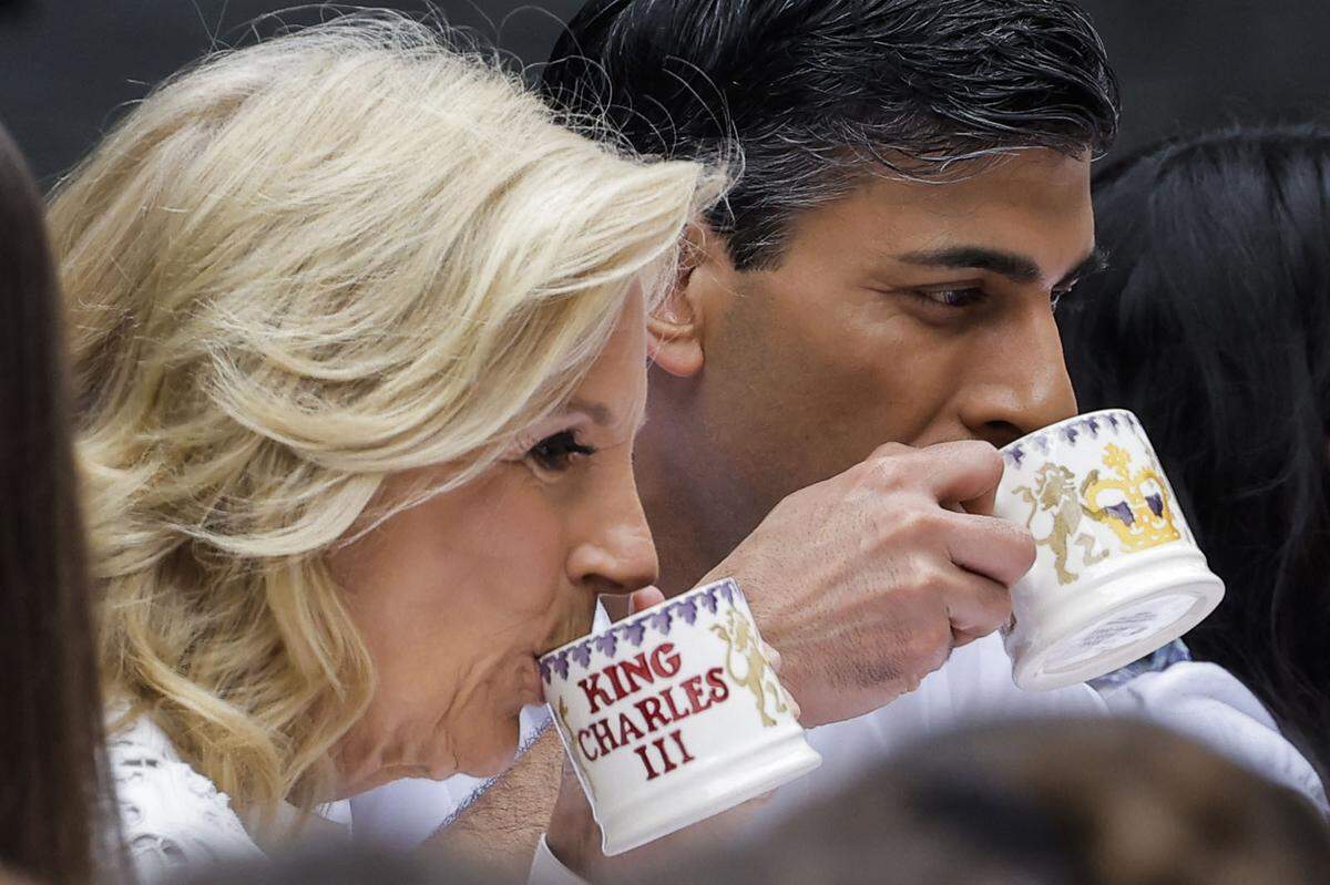 Jill Biden, die Frist Lady der USA, feierte in der Downing Street mit und trank ihren Tee natürlich stilecht aus Krönungs-Souvenirtassen. 