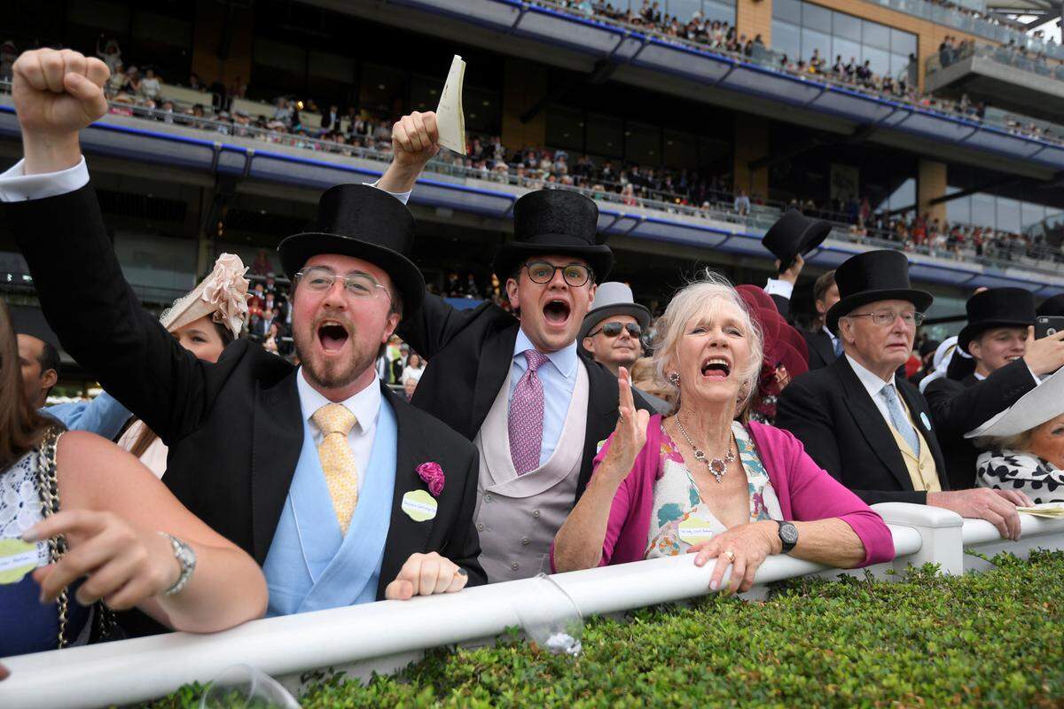 In der Royal Enclosure trägt der Herr Stresemann und Zylinder - und darf diesen nur beim Essen oder in geschlossenen Räumen absetzen. Selbst für Weste, Krawatte und Hemdmanschetten gibt es Empfehlungen.