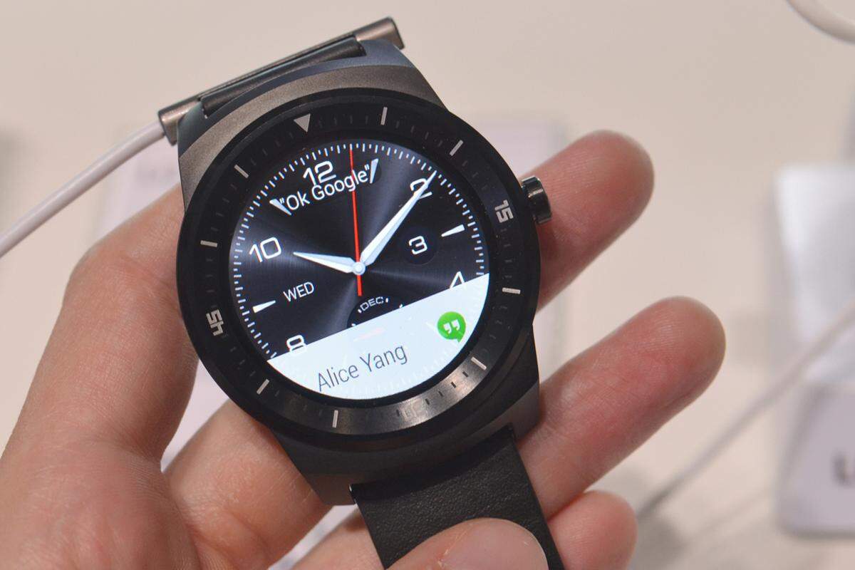 Android Wear gestattet allerdings auch runde Displays und trotz der Skepsis vieler Beobachter werden heuer wohl die ersten runden Uhren mit Betriebssystem erhältlich sein. Hier zu sehen ist die G Watch R, die LG auf der IFA vorgestellt hat. Auf den ersten Blick ist sie gar nicht als Smartwatch erkennbar. Dennoch ist sie noch ein wenig grob und klobig. Stahlgehäuse und Lederband sollen für einen möglichst normalen Eindruck sorgen.