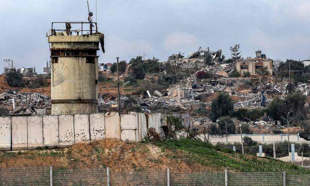 Archivbild eines Wachturms nahe der Grenze zum Gazastreifen im Süden Israels.