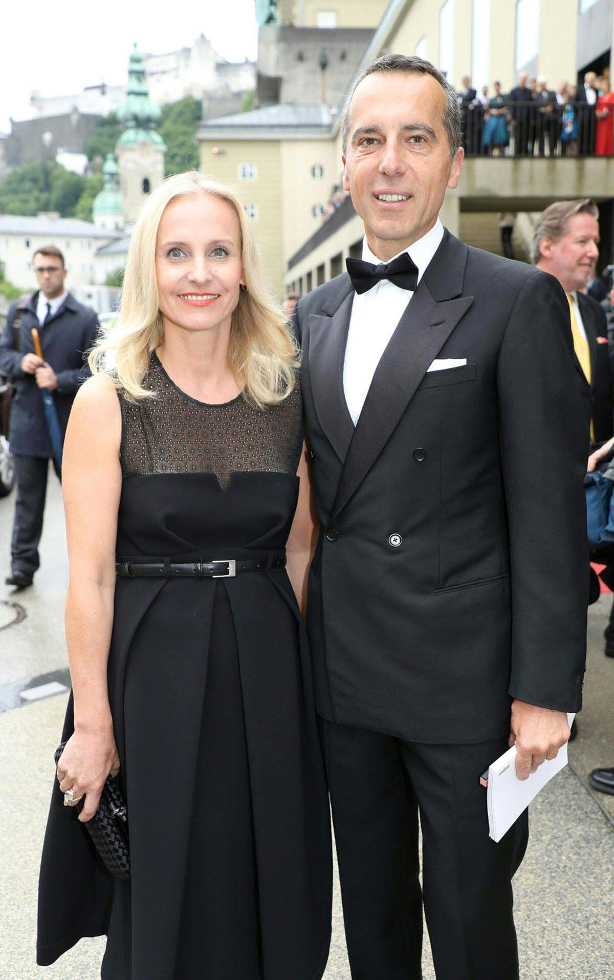 Es folgt ein visueller Auszug der Gästeliste. Pflichtprogramm: Bundeskanzler Christian Kern mit Ehefrau Eveline Steinberger-Kern bei der Eröffnung der Salzburger Festspiele.