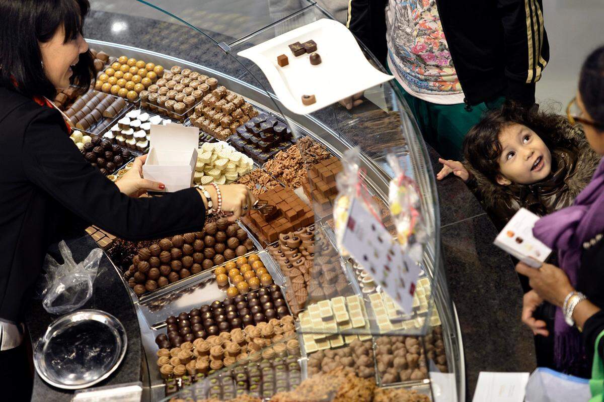 Während die Fachbesucher in Paris nach vielversprechenden Trends Ausschau halten, machen junge Naschkatzen vor allem aber an den Kostproben-Stationen Halt. Ausgefallene Kreationen wie Holunder- oder Wasabi-Schokolade wurden dort neben kunstvollen Schokoladenblumensträußen aufgewartet.