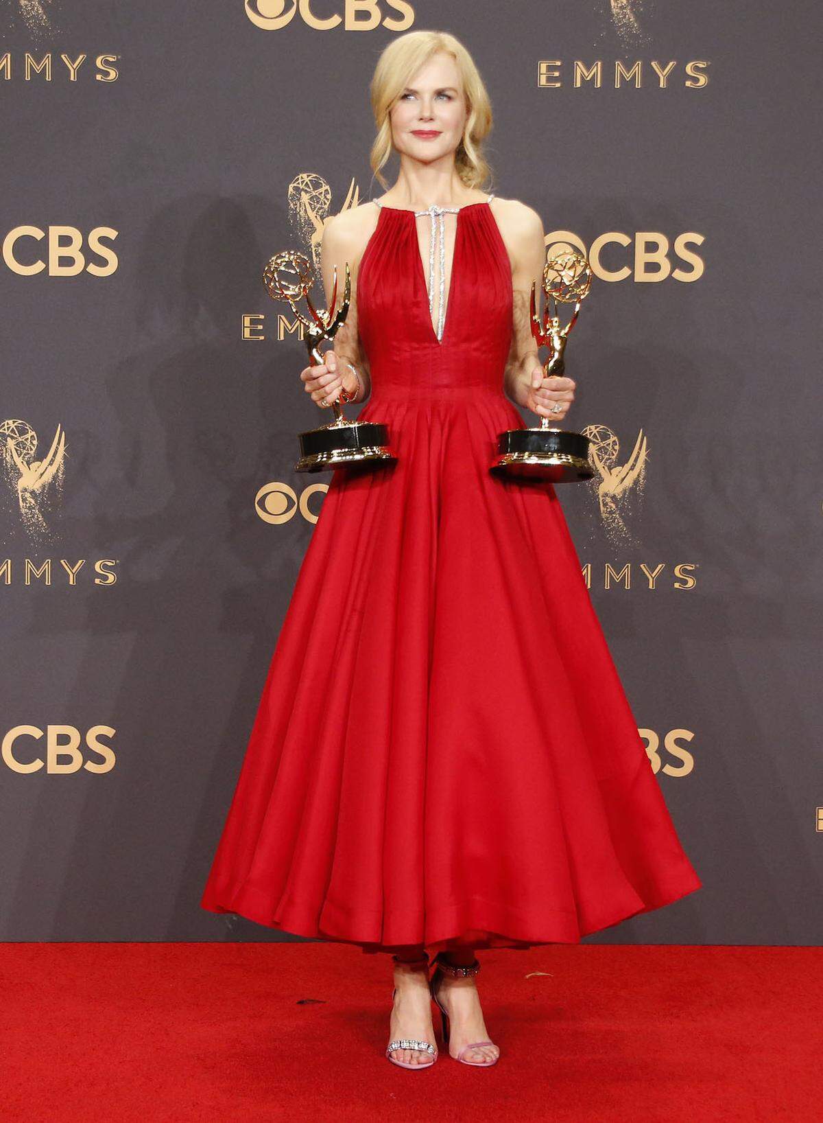 Den dekorativsten Auftritt der Emmys lieferte wahrscheinlich "Big Little Lies"-Star Nicole Kidman in einer Marilyn-Robe von Calvin Klein by Appointment. Die rosa Calvin Klein Satin-Sandalen dazu sind eher eine Überraschung.