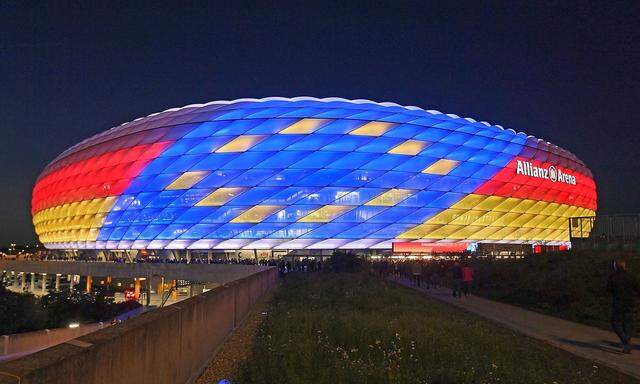 Die Aussehfassade der Allianz-Arena München mit der Europa-Flagge und der Deutschlandfahne zur EM-2024 Bewerbung.