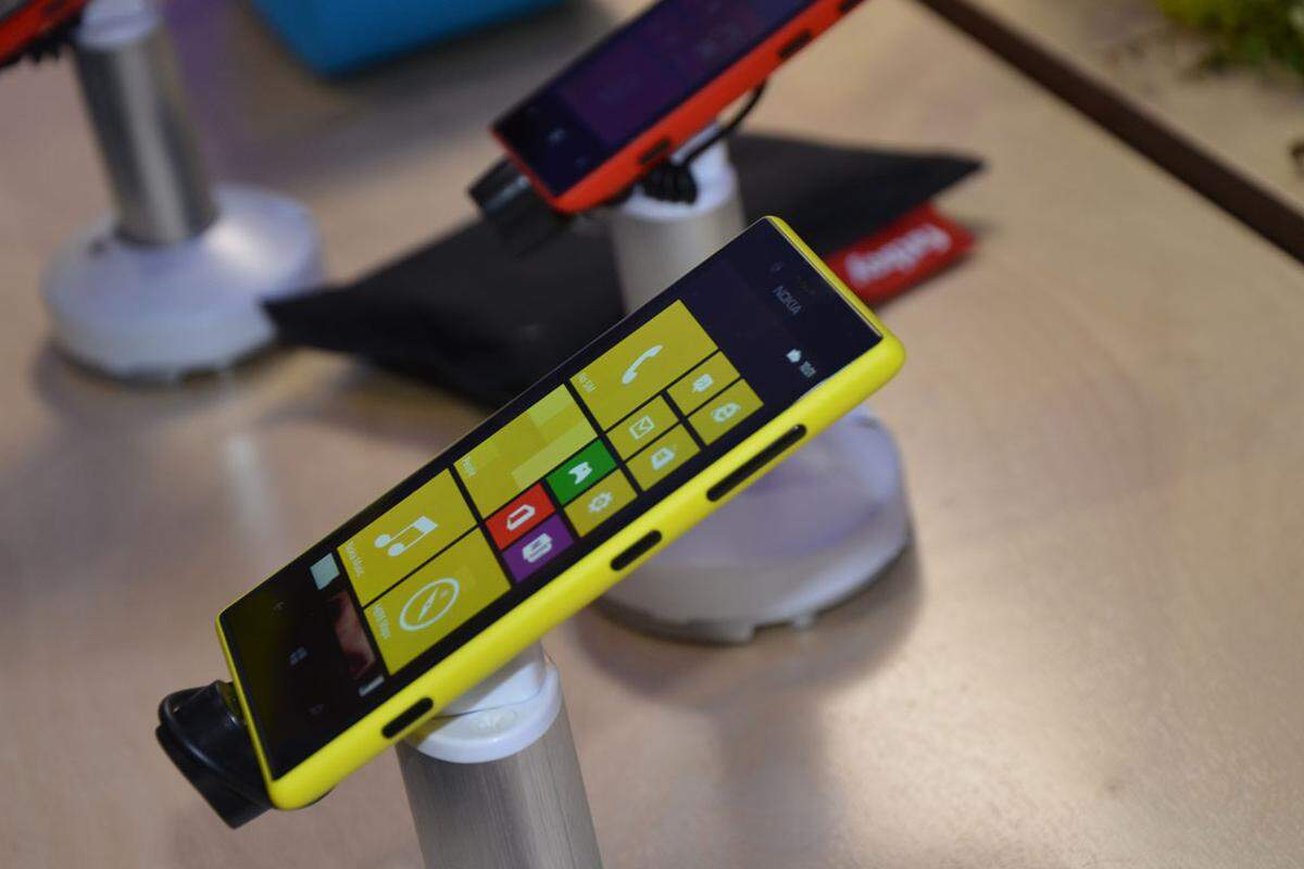 Das Lumia 720 ist mit 4,3 Zoll etwas größer. Äußerlich könnte man das 720 glatt mit dem Flaggschiff 920 verwechseln - das Unibody-Gehäuse wirkt edel für ein Mittelklasse-Gerät. Zudem ist es ein wenig kleiner und dünner als das Flaggschiff.