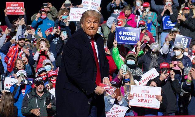 Trumps neuester Wahlkampf-Fixkpunkt: Das Werfen von Schutzmasken in die Menge - hier in Johnstown, Pennsylvania.