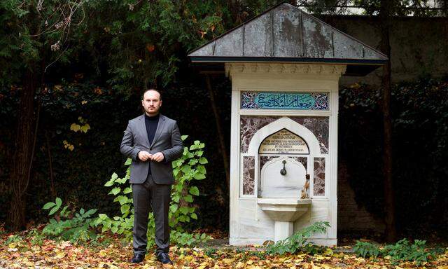 IGGÖ-Präsident Ümit Vural vor einem Brunnen, der zum 70. Geburtstag des Gründers und ersten Präsidenten, Ahmad Abdelrahimsai, errichtet wurde.