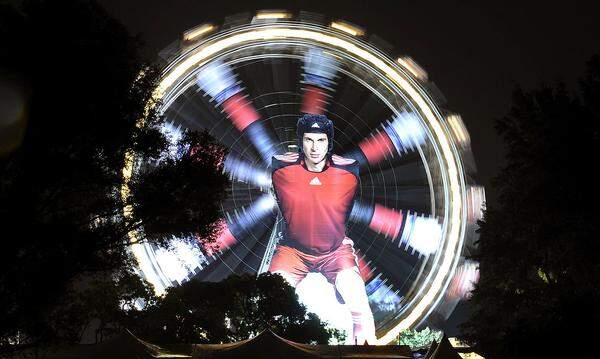 Das Riesenrad als Werbefläche zur Fußball-EM 2008 (mit dem Bild des tschechischen Torhüters Petr Cech)