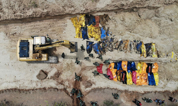 In Poboya nahe der zerstörten indonesischen Stadt Palu wurde ein Massengrab für 1300 Menschen ausgehoben. Dort sollen Opfer der Tsunamikatastrophe beigesetzt werden.  