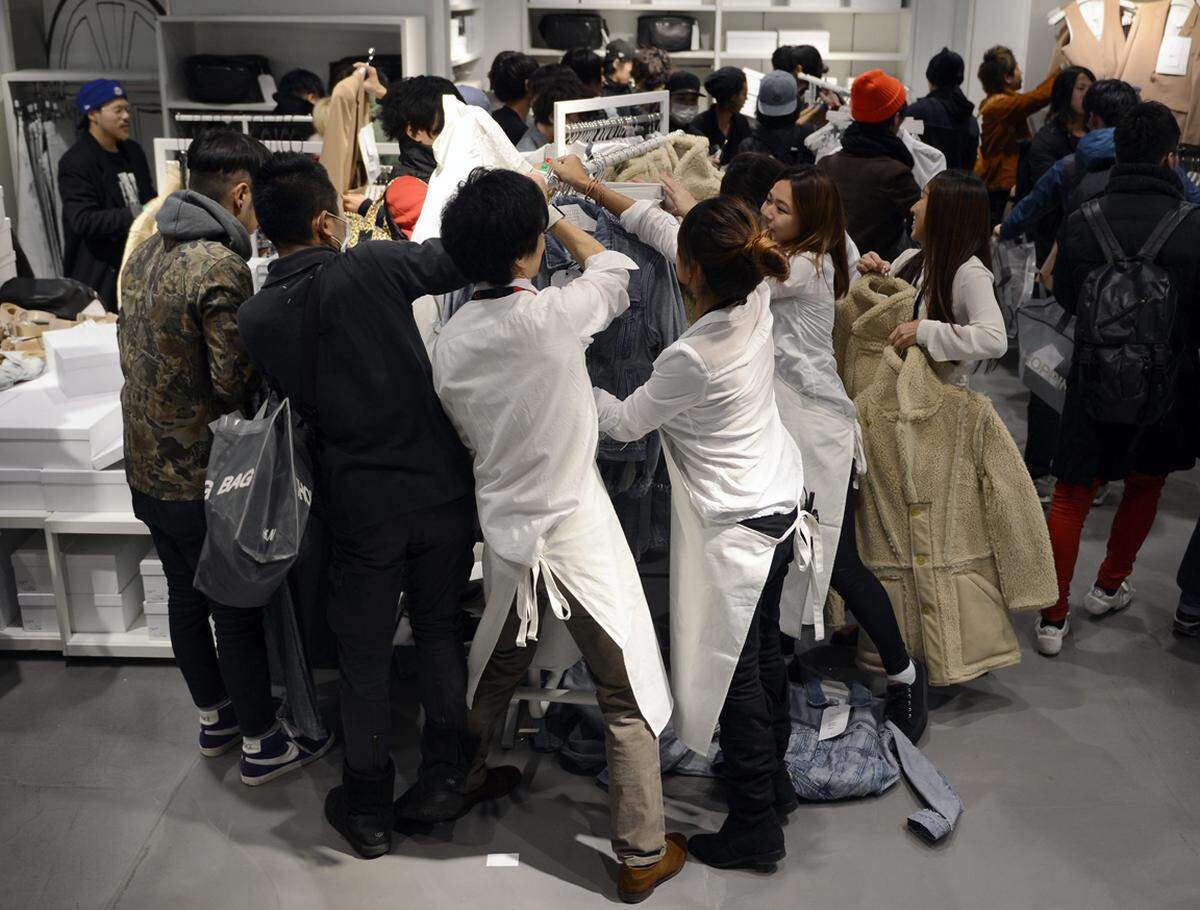 Von einer wahren Shopping-Hysterie zeugen dafür die Bilder aus Tokio. Hier mussten Mitarbeiter sogar die Kleiderstangen festhalten, um sie vor dem Umfallen zu schützen.