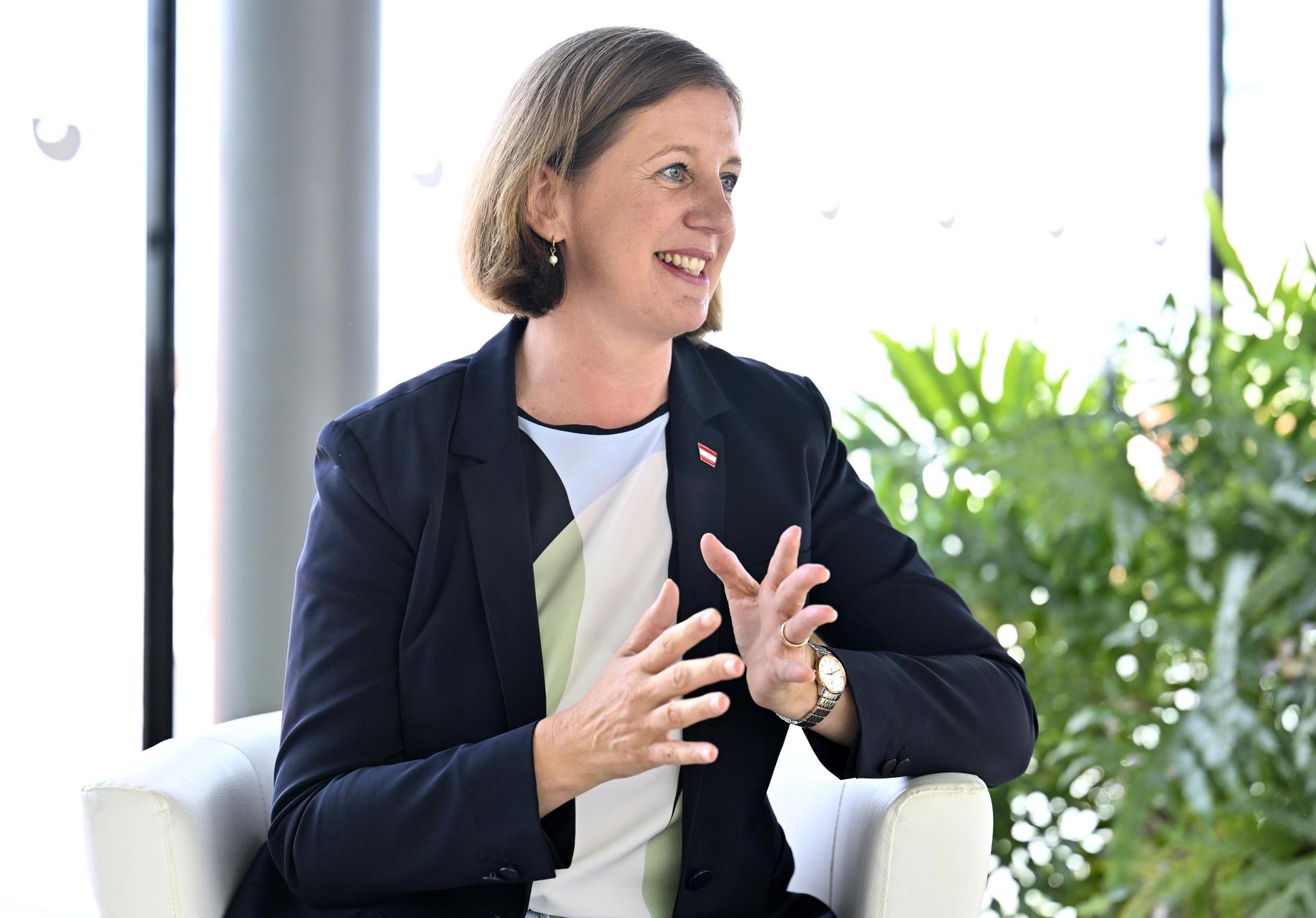 Finanzstaatssekretärin Eibinger-Miedl: Preiseingriffe bergen „große Gefahren“