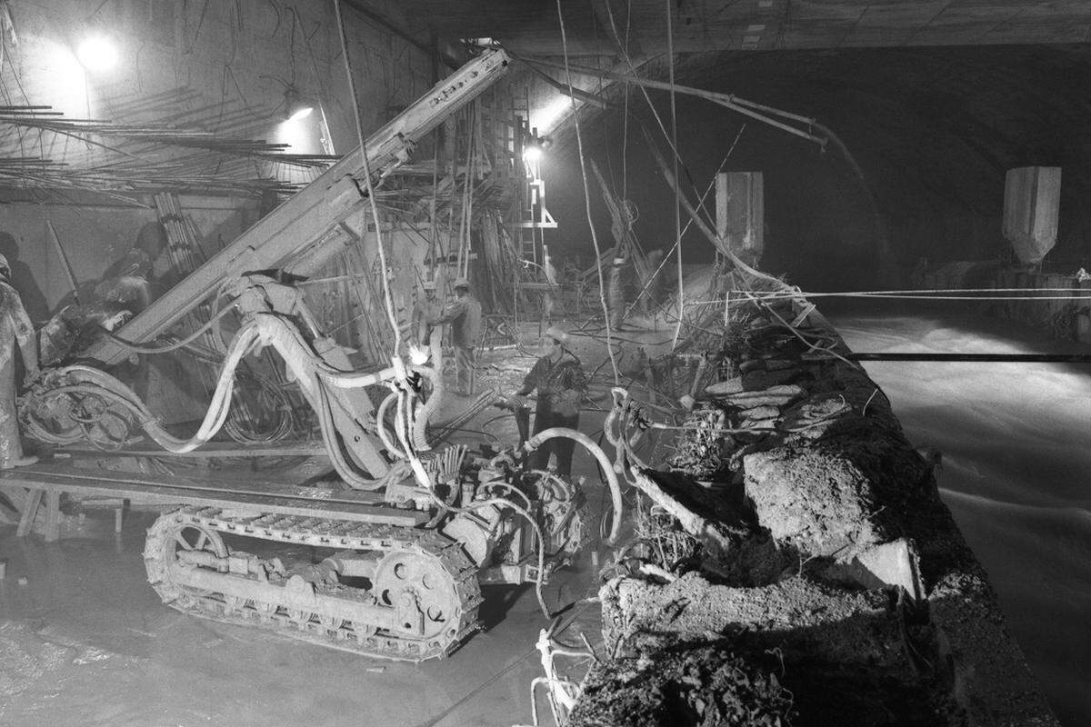 Alle weiteren Pläne wurden danach auf Eis gelegt und erst im Laufe des 20. Jahrhunderts wieder ins Auge gefasst. In den 1960er-Jahren kam dann aber zuerst die Unterpflasterstraßenbahn ("Ustrab), bevor die Stadt 1968 endgültig den Bau eines U-Bahnnetzes beschloss. Bild: Tunnelarbeiten am Karlsplatz.