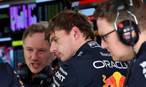 Red-Bull-Teamchef Christian Horner (l.) und Max Verstappen (M.) stehen in regem Austausch.