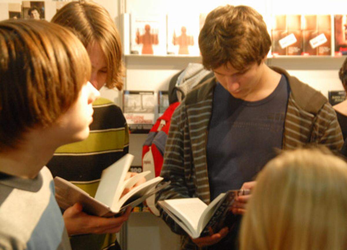 Der Großteil der Aussteller vertraut aber auf das gute alte Papier.  Insgesamt war der Besuch der Messe am Eröffnungstag aber eine willkommene Ablenkung, denn draußen tobte weiterhin der Herbststurm.