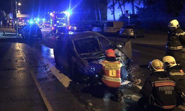 Ein Bild der Feuerwehr zeigt das ausgebrannte Autos