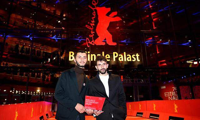 Der israelischer Regisseur Yuval Abraham und der palästinensiche Filmemacher Basel Adra bei der Berlinale-Gala am Samstag.