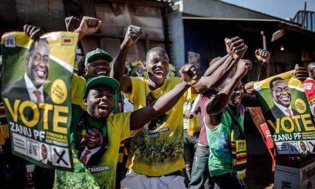 Fans von Emmerson Mnangagwa bejubeln dessen Sieg bei der Präsidentenwahl im 16-Millionen-Einwohnerland Simbabwe.