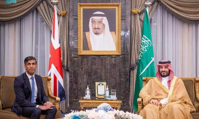 Rishi Sunak mit Mohammed Bin Salman, dem saudischen Kronprinzen, in Riad.