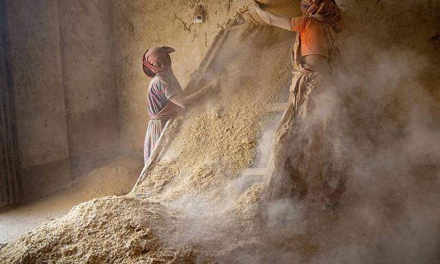 News Bilder des Tages March 23, 2022, Narayanganj, Dhaka, Bangladesh: Women workers are processing wheat in a mill in Na