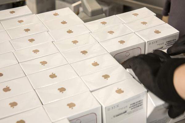In Österreich wird man sich noch gedulden müssen. Hierzulande soll der Verkaufsstart erste Anfang Oktober folgen. Dennoch gibt es einen Apple-Marktstart hierzulande, denn seit 25. September ist auch die Apple Watch erhältlich.
