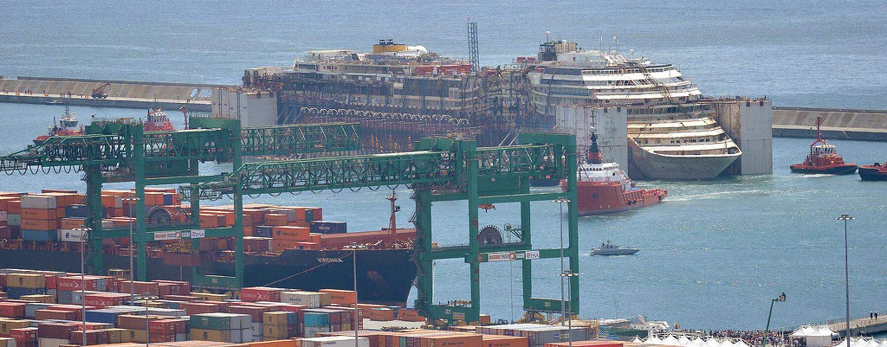 Die Costa Concordia ist im Hafen von Genua angekommen