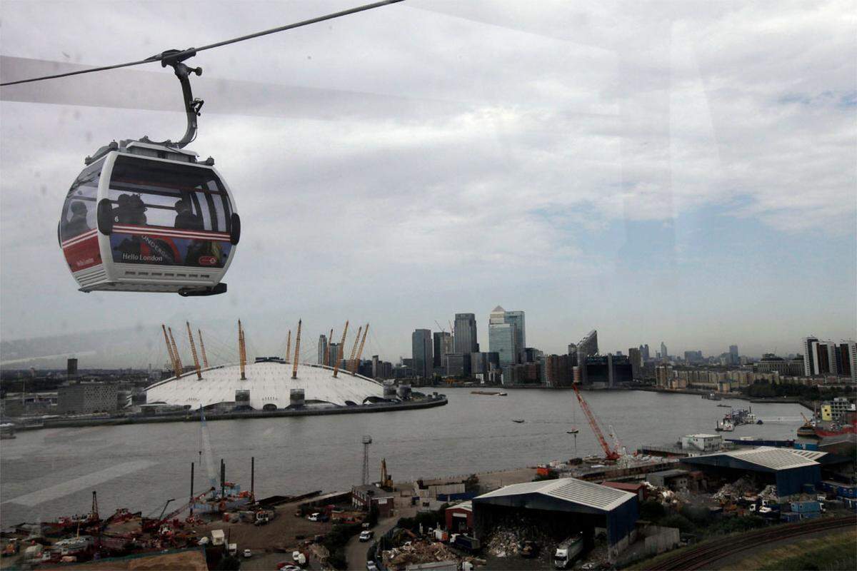 Die 1100 Meter lange Bahn verbindet Greenwich Peninsula mit den Royal Victoria Docks ...