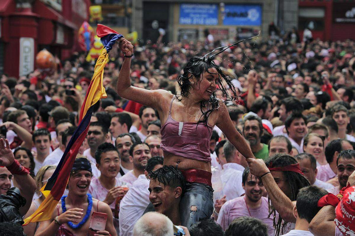 Das achttägige Fest zieht mittlerweile zahlreiche Touristen an. Neben dem allmorgendlichen Stiertreiben finden auch Stierkämpfe, religiöse Prozessionen, Konzerte sowie Trinkgelage in den Straßen statt.