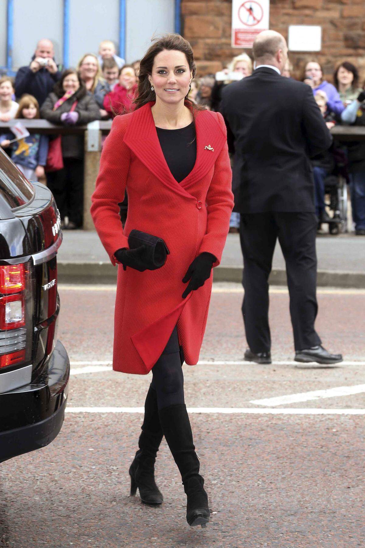 Auch dieser Mantel wurde für ihre Schwangerschaft angepasst, den sie Anfang April in Schottland trug.