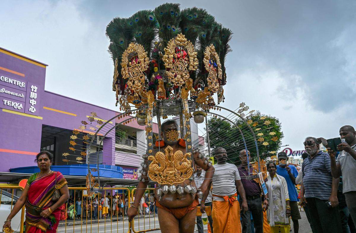 25. Jänner. Durchbohrte Wangen und Haken im Rücken: Zahlreiche hinduistische Tamilen haben in Malaysia das bedeutende Thaipusam-Festival, das Fest des Schmerzes, gefeiert und sich dabei teilweise selbst verstümmelt.