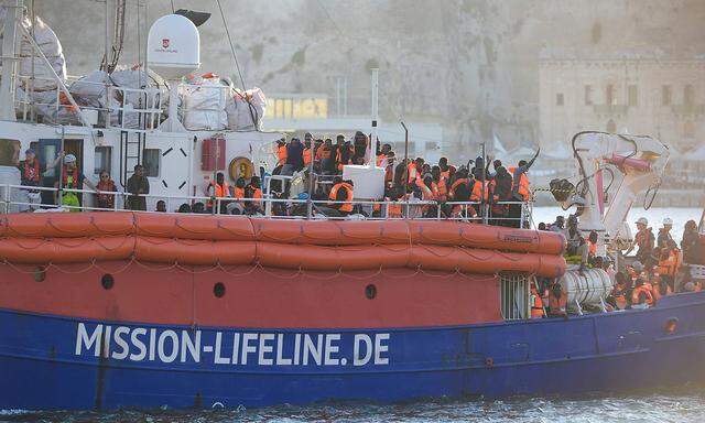 Archivbild: Das Schiff der Organisation "Lifeline" bringt aus Seenot gerettete Menschen nach Malta.