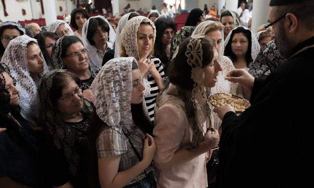 Tradition abseits der Oblate: Christen beim Gottesdienst in Qamischli in Syrien.