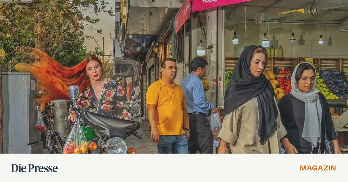 Ohne-Kopftuch-auf-Motorr-dern-Irans-mutige-Frauen-trotzen-dem-Regime-premium-