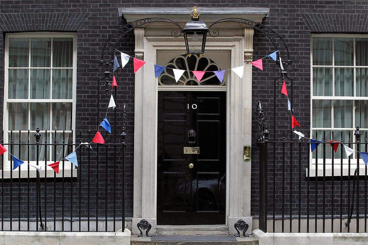 ... und in den Nationalfarben dekoriert. Hier sehen Sie das Haus in der "Downing Street number ten", die offizielle Residenz des britischen Premierministers.