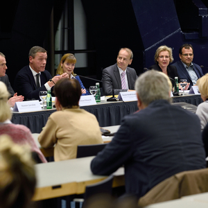 Abg. Jarolim, Sektionschef Pilnacek, Professorin Reindl-Krauskopf, Moderator Kommenda, Anwaltskammer-Vizechefin Rech, Landesgerichtspräsident Forsthuber.