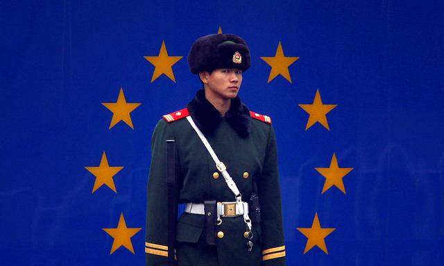 Ein chinesischer Polizist vor der EU-Botschaft in Peking.