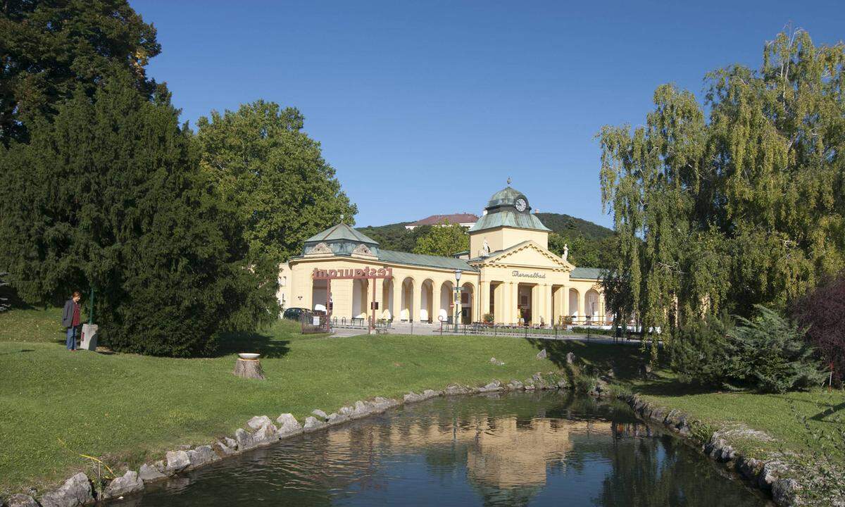 Noch ein Bad, in dem es schon lang sprudelt: das Thermalbad Vöslau. 1873 wurde es eröffnet und – höchstwahrscheinlich – von Theophil Hansen geplant. Beim Schwimmen im Grünen Becken umrundet man eine Insel mit Bäumen, selbst eingerahmt von architektonischen Manifestationen unterschiedlichster Epochen. Vom Flair des k. u. k. Gestaltungsduktus über Duschen aus den 1920er-Jahren bis hin zu zeitgenössischen Designimplantaten.