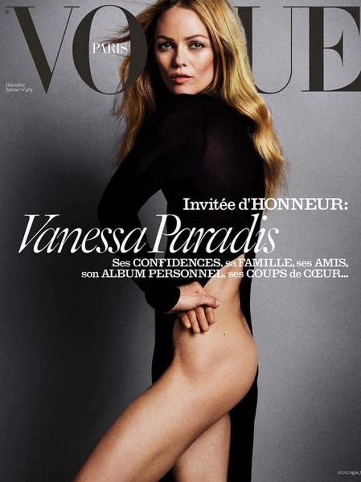 Das Cover der Weihnachtsausgabe der französischen "Vogue" fällt alles andere als üppig aus. Vanessa Paradis ist darauf halbnackt und sehr dünn zu sehen. Die Rippen sind stark zu sehen und auch die Hüfte des Chanel-Testimonials tritt sehr stark hervor.