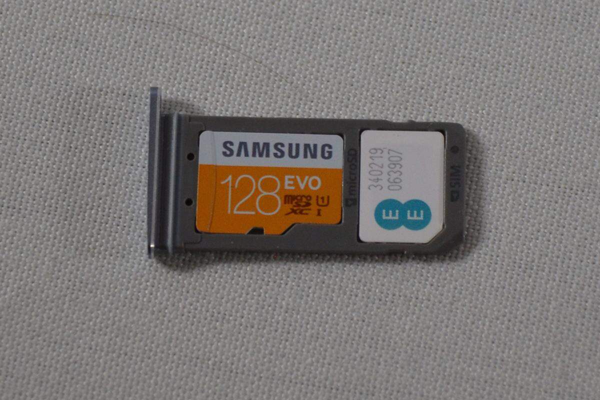 Platz gefunden hat aber ein microSD-Slot der eine Speicherkarte von bis zu 200 Gigabyte verarbeiten kann. Der Einschub beherbergt auch die nanoSIM-Karte.