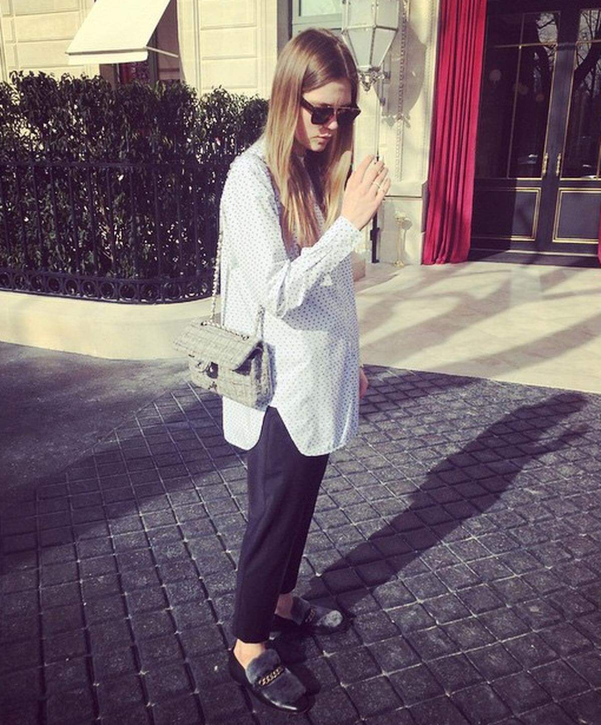 Model Caroline Brasch macht im Oversize-Shirt eine gute Figur.