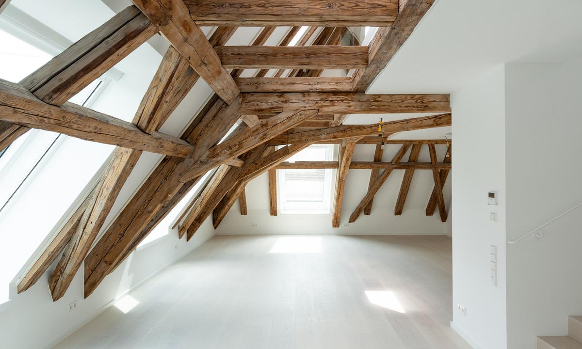 Alte Pracht, in Szene gesetzt: ein Dachstuhl als Design-Highlight.