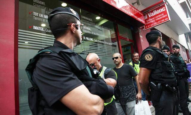 September 9 2017 Valls Spain Spanish police Guardia Civil stalks le local newspaper El Vallen