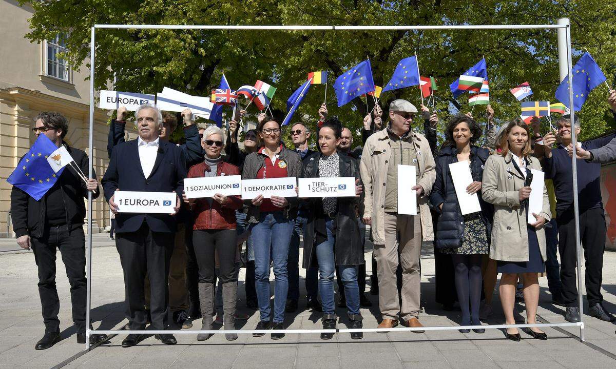 Dass es im EU-Wahlkampf auch ohne Plakate gehen kann, will Johannes Voggenhuber mit seiner Initiative "1 Europa" in Kooperation mit der Liste Jetzt beweisen. "Uns fehlt dafür schlicht das Geld", sagte der Spitzenkandidat bei einer fiktiven Plakatpräsentation, im Zuge derer sich der Ex-Grüne samt Unterstützern selbst in einen leeren, metallischen Plakatrahmen stellte.