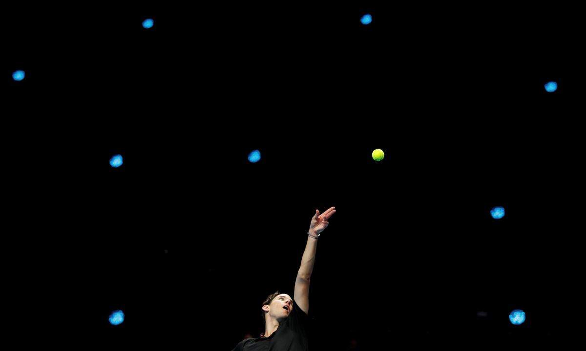 15. November. Fast hätte Dominic Thiem auch noch ein zweites großes Tennis-Turnier 2020 gewonnen. Doch bei den ATP-Finals in der O2-Arena in London musste er sich im Finale Daniil Medwedew geschlagen geben. (Hier ein Bild aus seinem Gruppen-Match gegen Stefanos Tsitsipas).