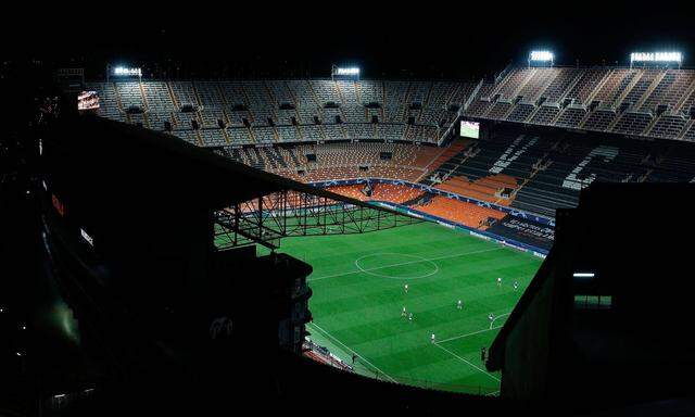 Sport Bilder des Tages Valencia CF s in action against Atalanta BC during a UEFA Champions League round of 16 second le