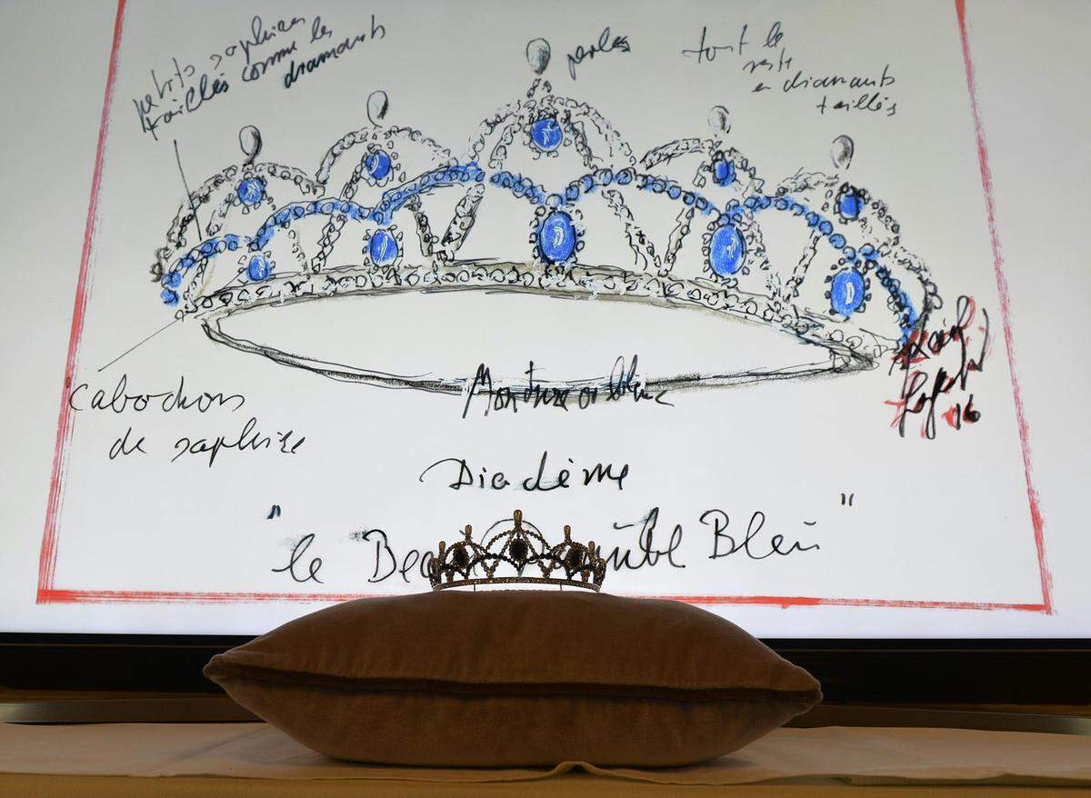 In der Pause wurden der Originalentwurf der Swarovski Tiara 2017 von Karl Lagerfeld, sowie fünf Original-Zeichnungen aus dem Postkartenset "Oper von A bis Z" des Tenors Benedikt Kobel versteigert.