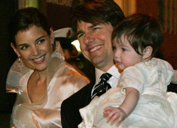 Am 18. April 2006 kam die gemeinsame Tochter Suri in Los Angeles auf die Welt. Böse Zungen, wie der Biograph Andrew Morton behaupten, dass Suri die Tochter des verstorbenen Scientology Begründers L. Ron Hubbard ist.