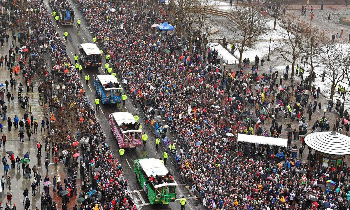 Zehntausende fanden sich in Boston trotz Schneeregen ein, um mit den New England Patriots ihren fünften Super-Bowl-Triumph zu feiern.